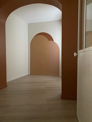 Décor mural AR decor Décoration murale représentant des arches colorées et peintes sur le mur.