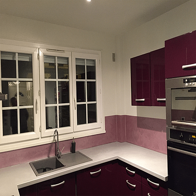 Peinture d'une cuisine et décor effet stucco sur la crédence