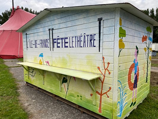 Décor peint sur un chalet pour l'ile de france fete le theatre