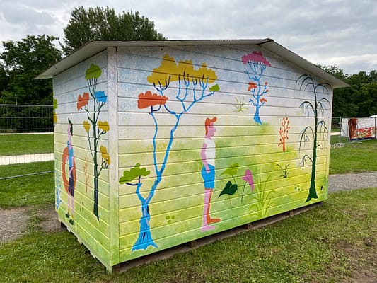 Peinture sur un chalet, peinture décorative, fresque murale, harmonie des couleurs
